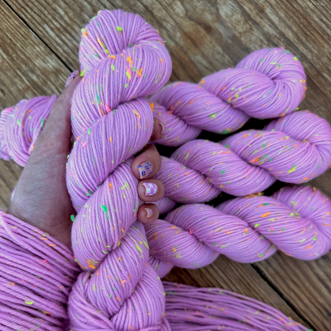 Dyed to order - Lilac Neon neps